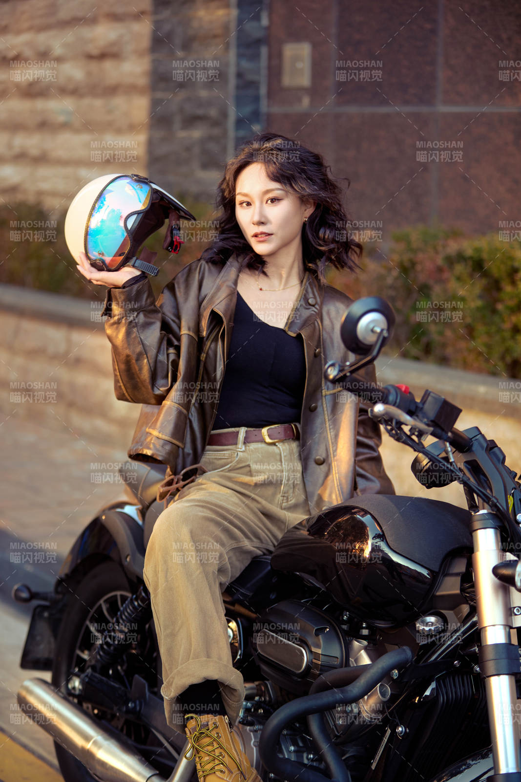 夕阳午后骑复古摩托进行拍照的东方美女图片