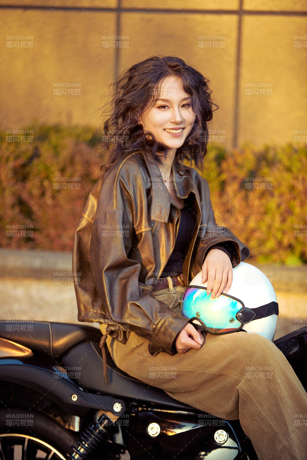 夕阳午后骑复古摩托进行拍照的东方美女图片