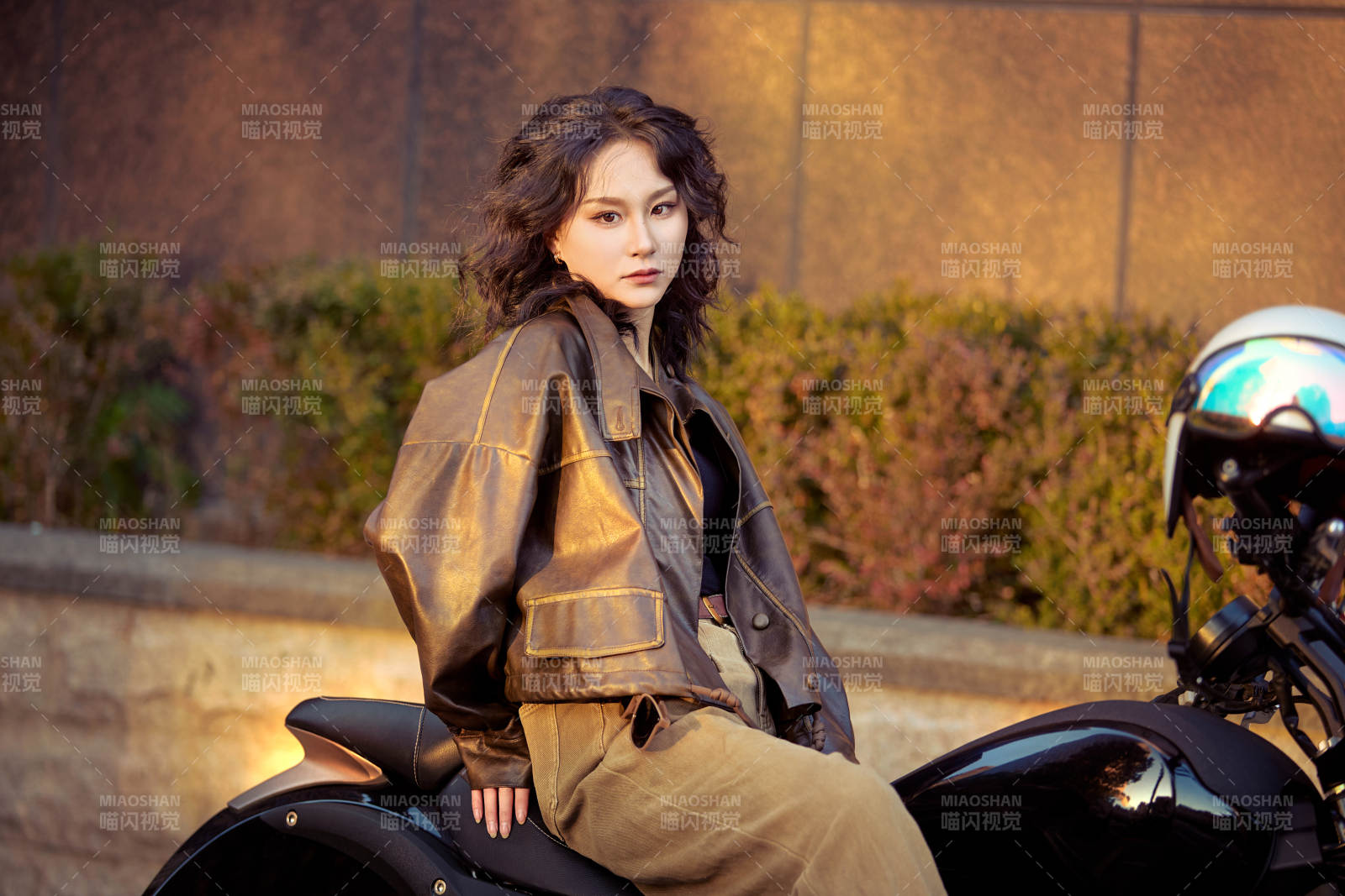 夕阳午后骑复古摩托进行拍照的东方美女图片