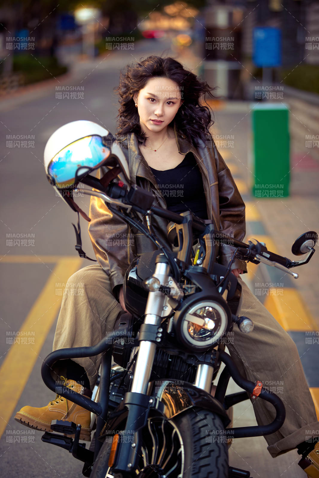 夕阳午后骑复古摩托进行拍照的东方美女图片