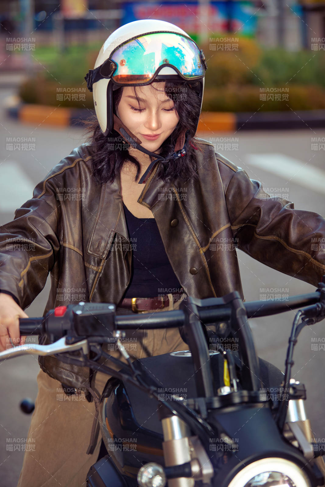 夕阳午后骑复古摩托进行拍照的东方美女图片