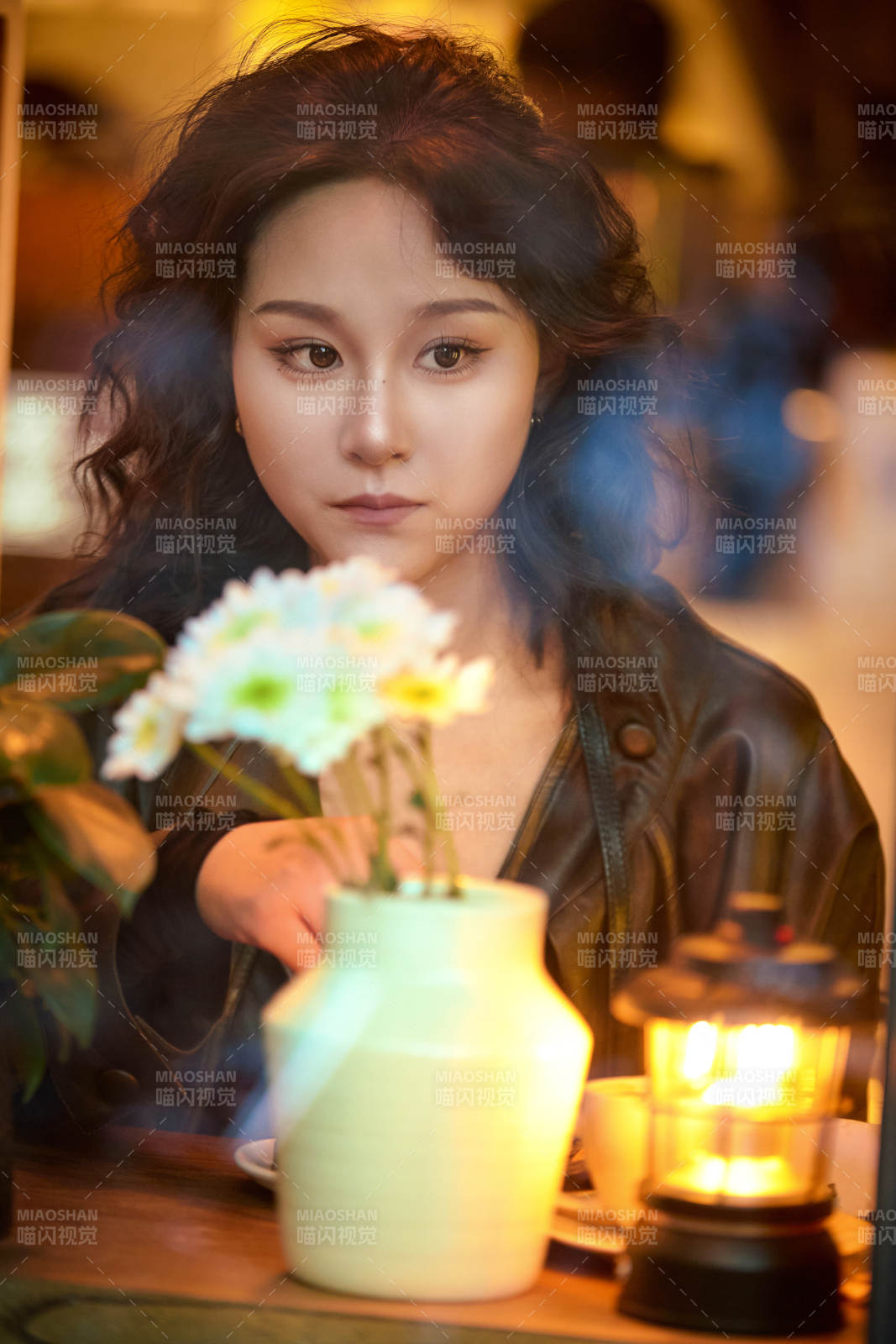 傍晚坐在咖啡店里享受咖啡蛋糕的美女图片