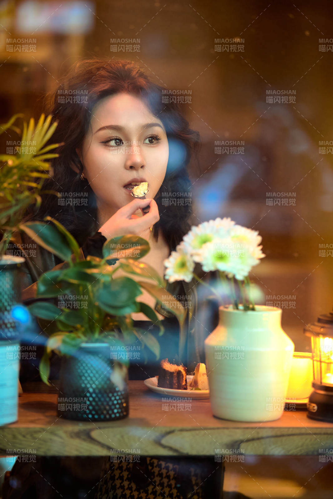 傍晚坐在咖啡店里享受咖啡蛋糕的美女图片