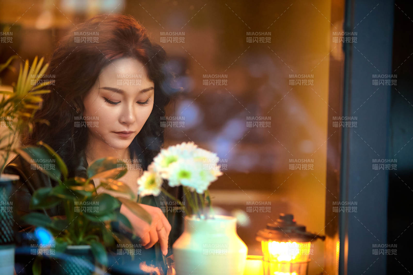 傍晚坐在咖啡店里享受咖啡蛋糕的美女图片