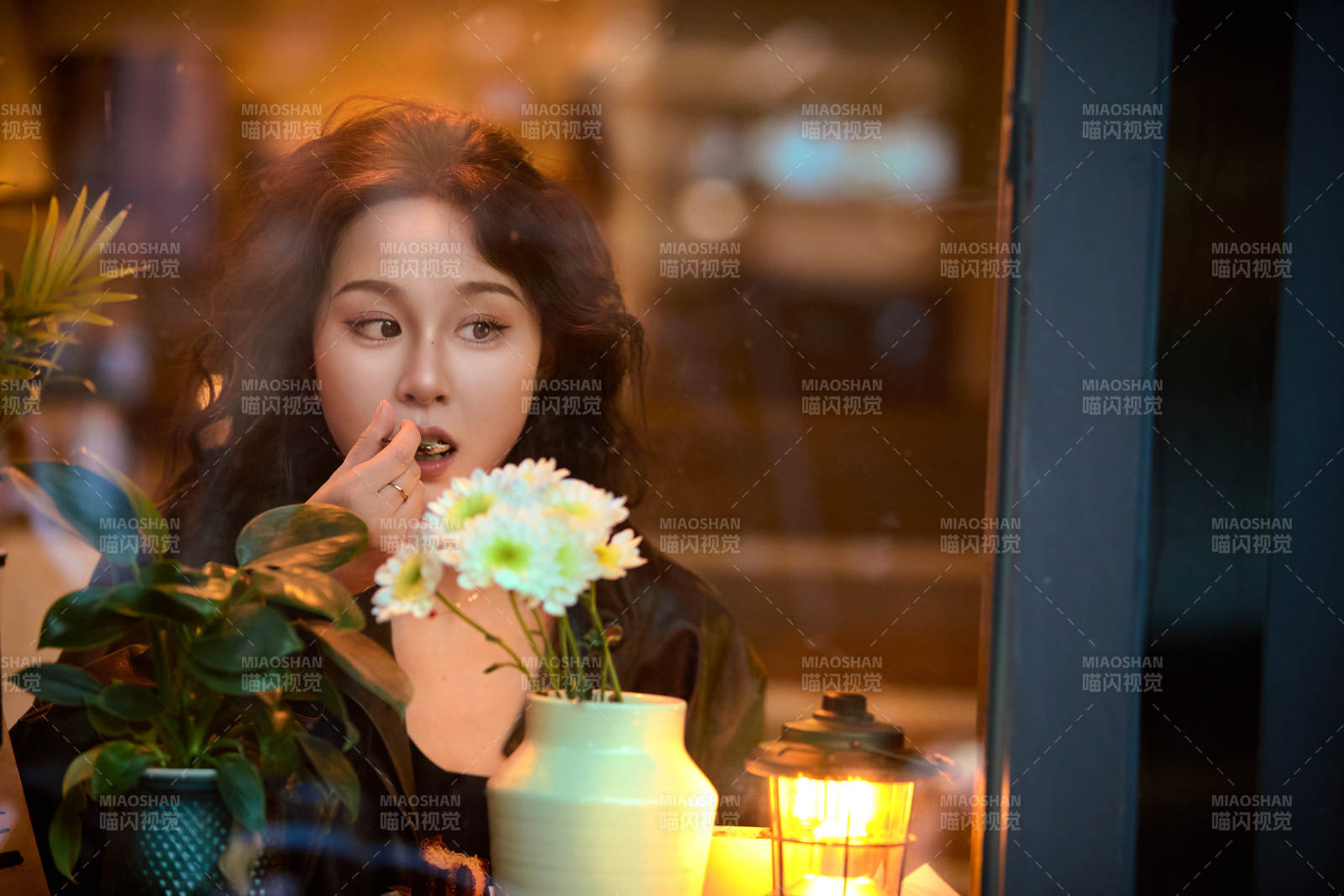 傍晚坐在咖啡店里享受咖啡蛋糕的美女图片