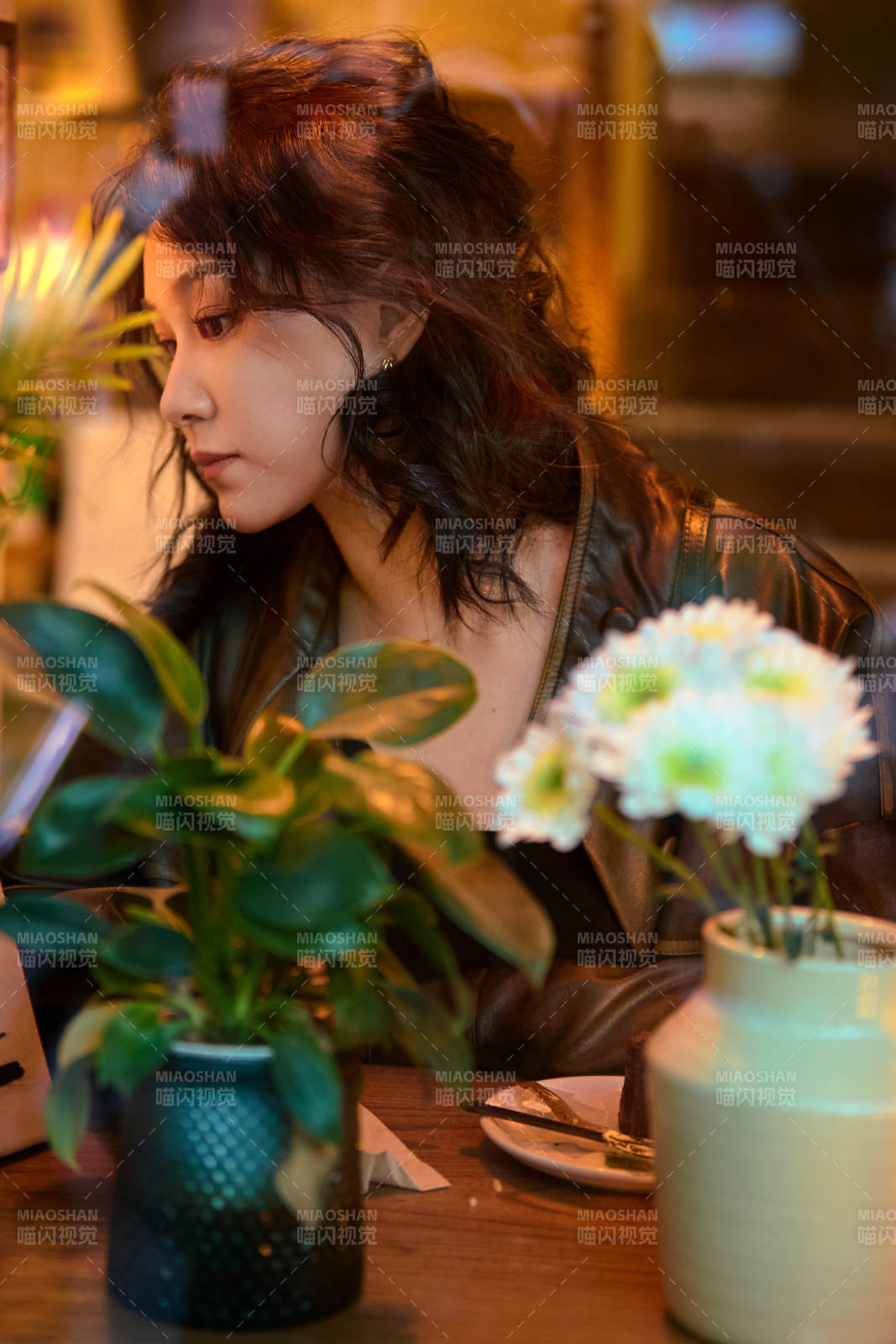 傍晚坐在咖啡店里享受咖啡蛋糕的美女图片