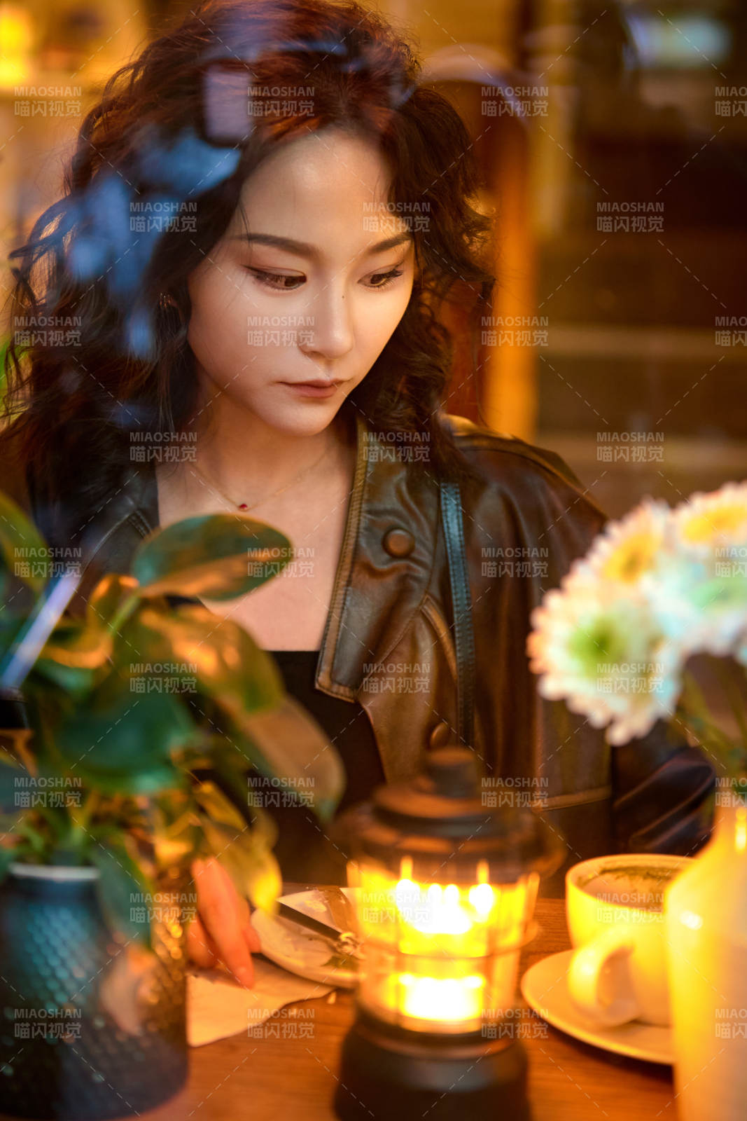 傍晚坐在咖啡店里享受咖啡蛋糕的美女图片