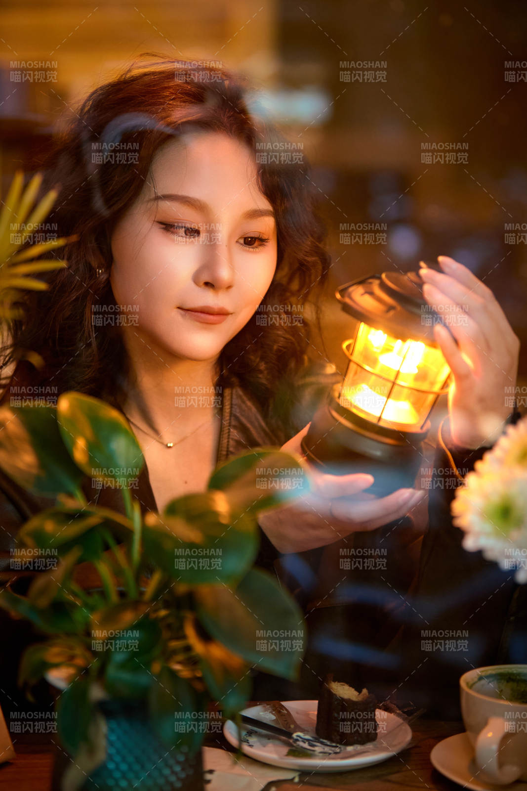 傍晚坐在咖啡店里享受咖啡蛋糕的美女图片