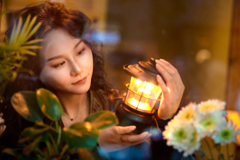 傍晚坐在咖啡店里享受咖啡蛋糕的美女图片