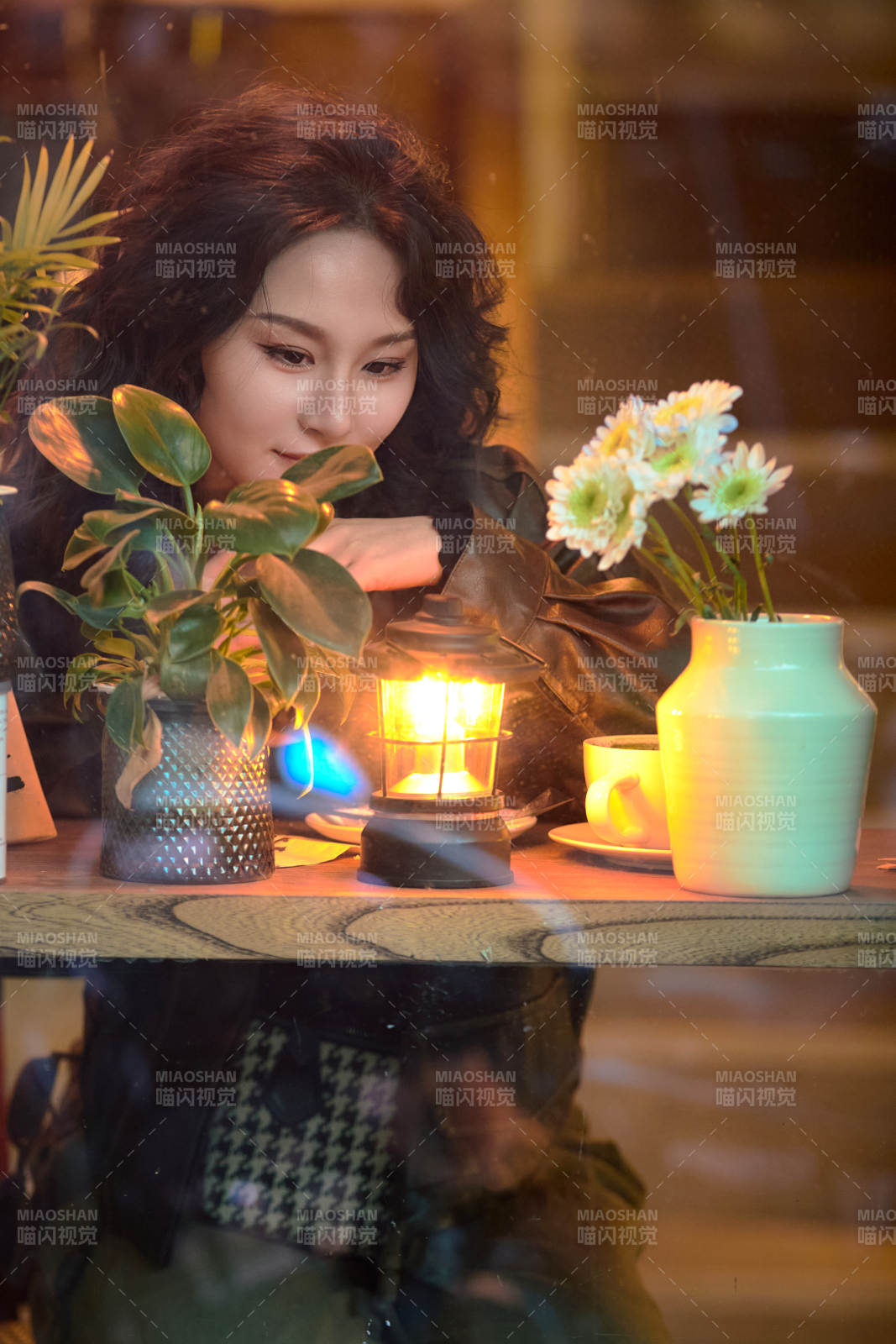 傍晚坐在咖啡店里享受咖啡蛋糕的美女图片