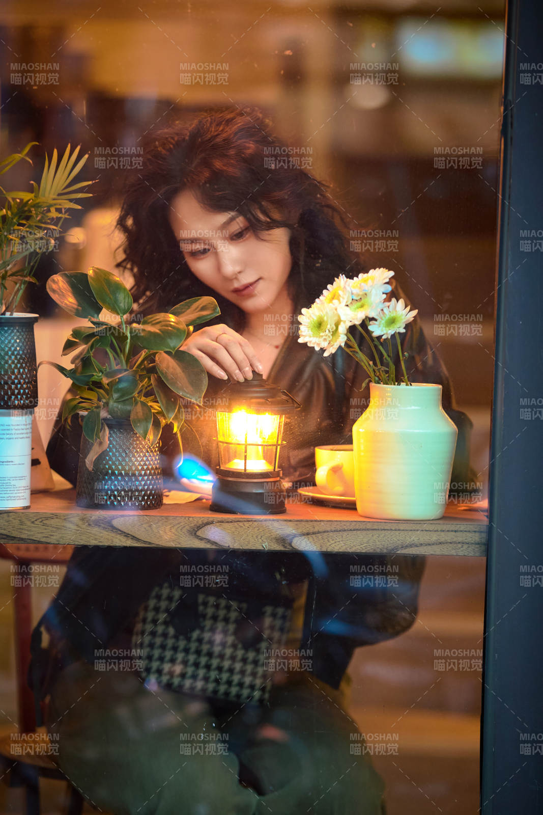 傍晚坐在咖啡店里享受咖啡蛋糕的美女图片