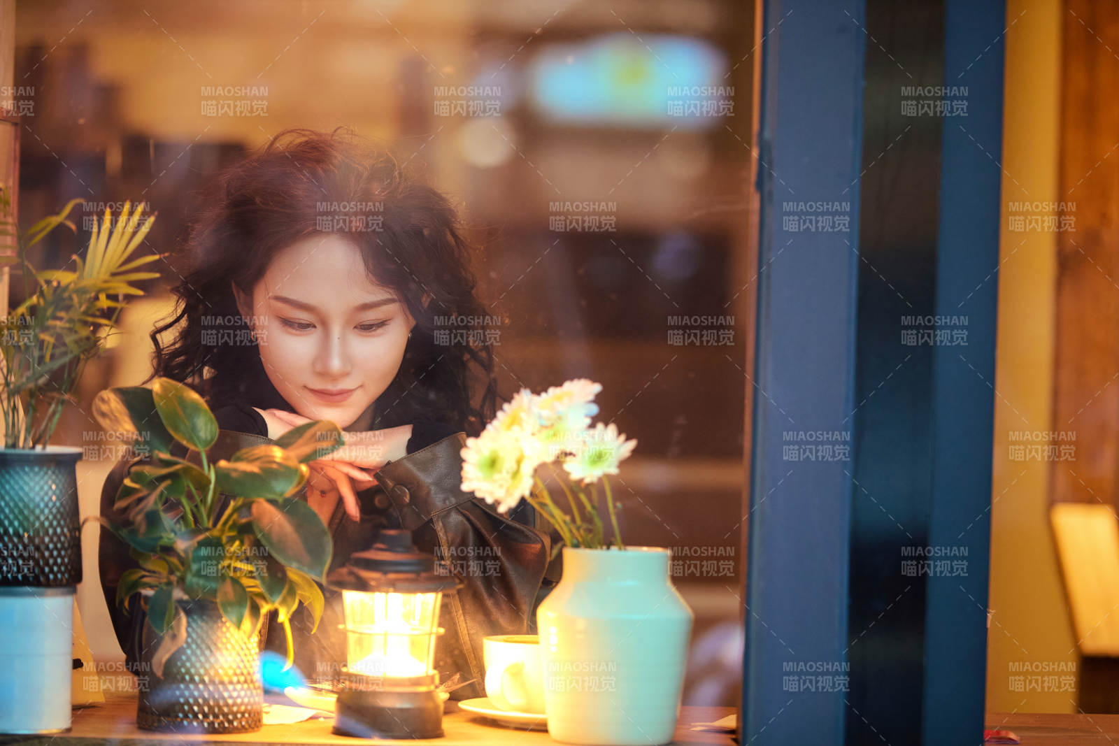 傍晚坐在咖啡店里享受咖啡蛋糕的美女图片