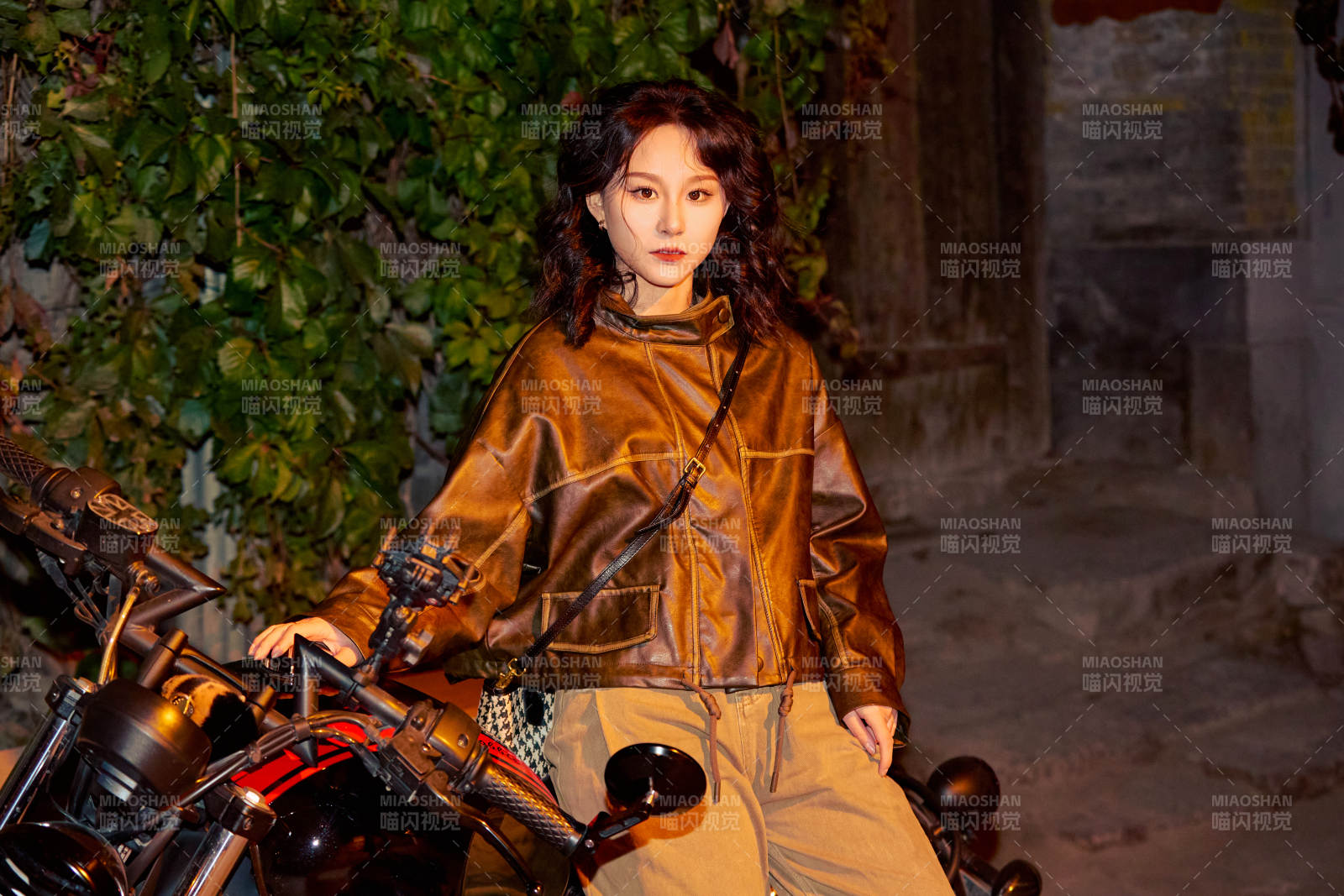 夜色下骑复古摩托车的亚洲美女图片