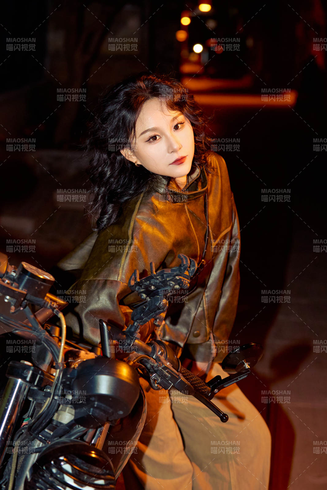 夜色下骑复古摩托车的亚洲美女图片