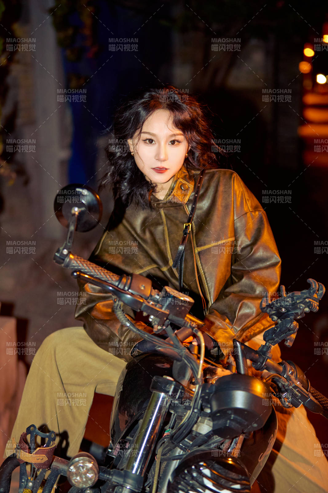 夜色下骑复古摩托车的亚洲美女图片