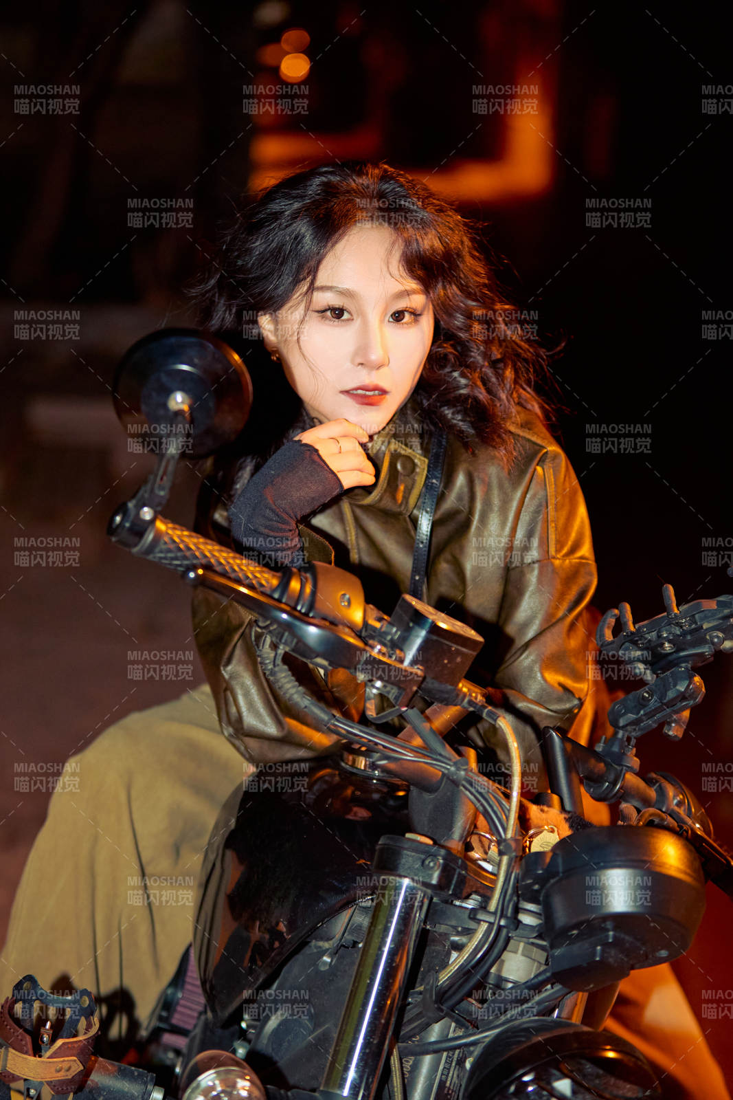 夜色下骑复古摩托车的亚洲美女图片