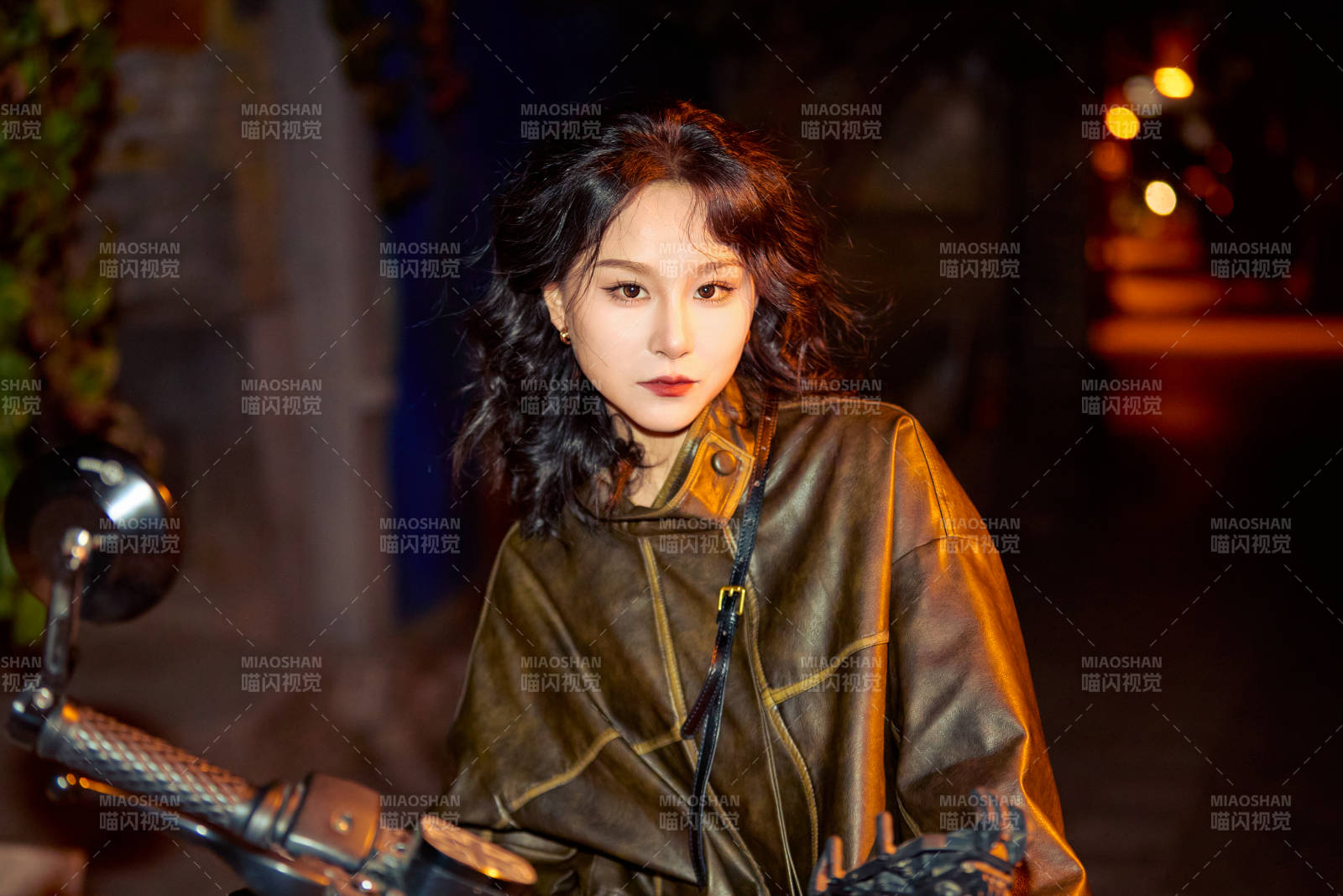 夜色下骑复古摩托车的亚洲美女图片