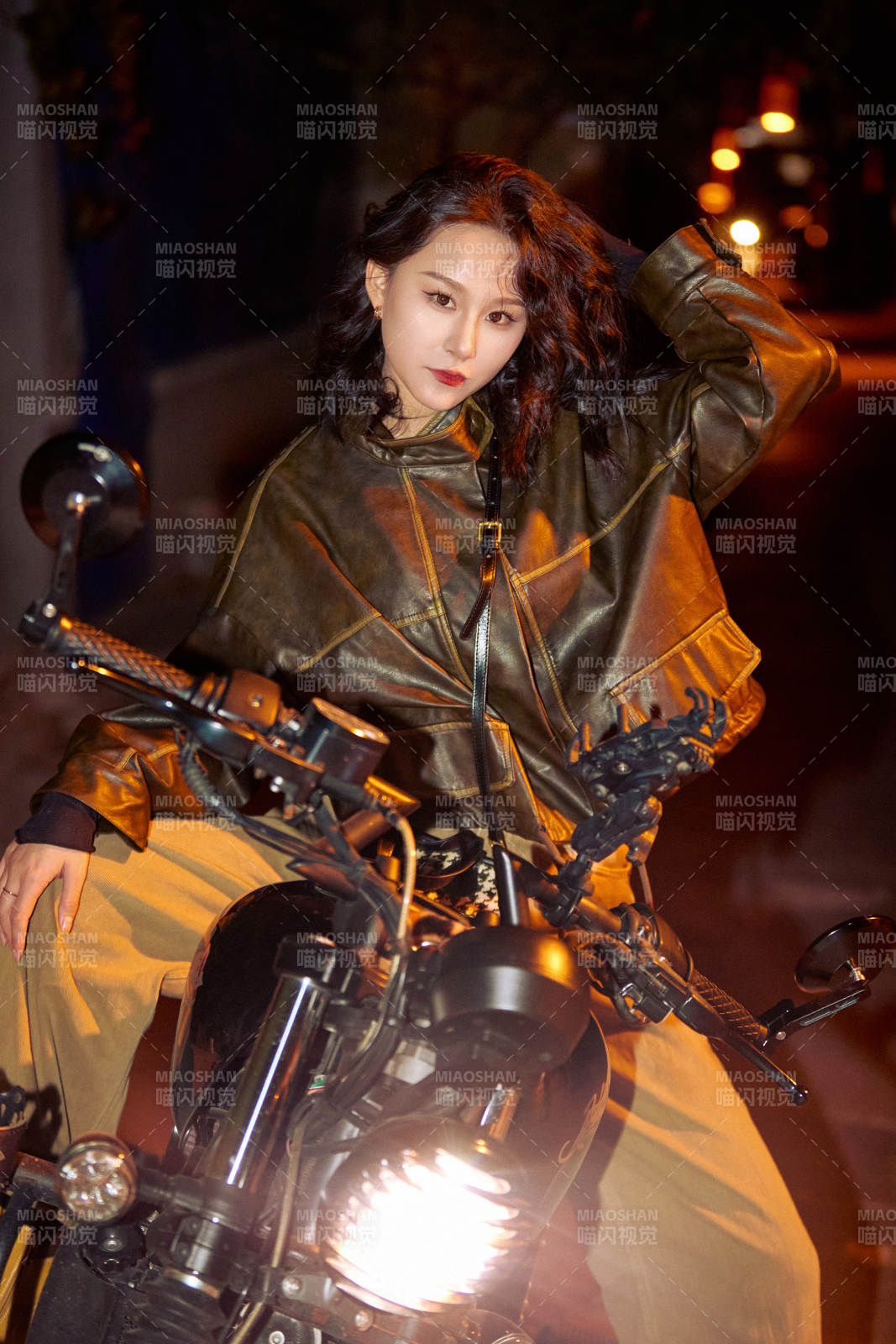 夜色下骑复古摩托车的亚洲美女图片