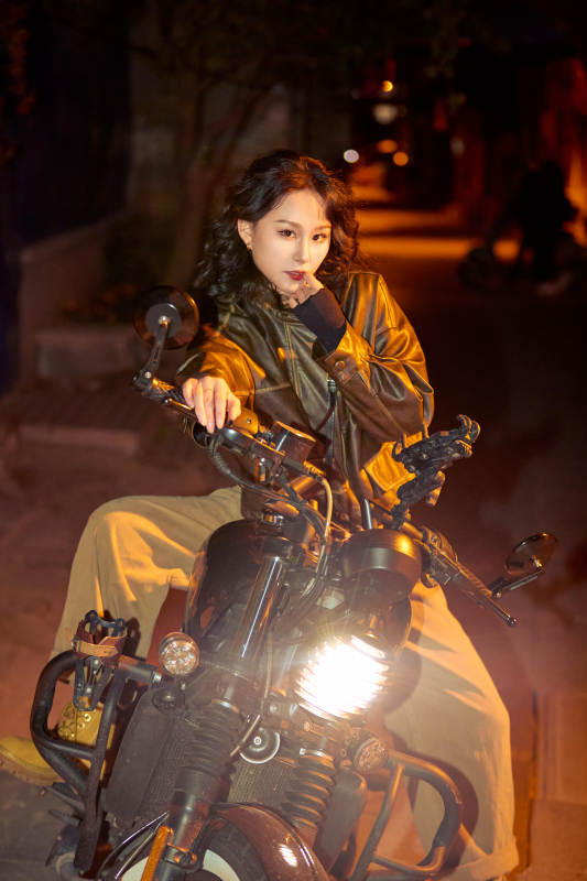 夜色下骑复古摩托车的亚洲美女图片