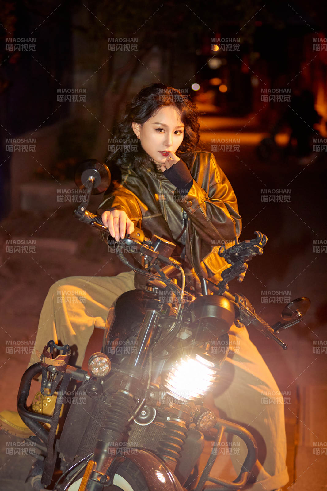 夜色下骑复古摩托车的亚洲美女图片