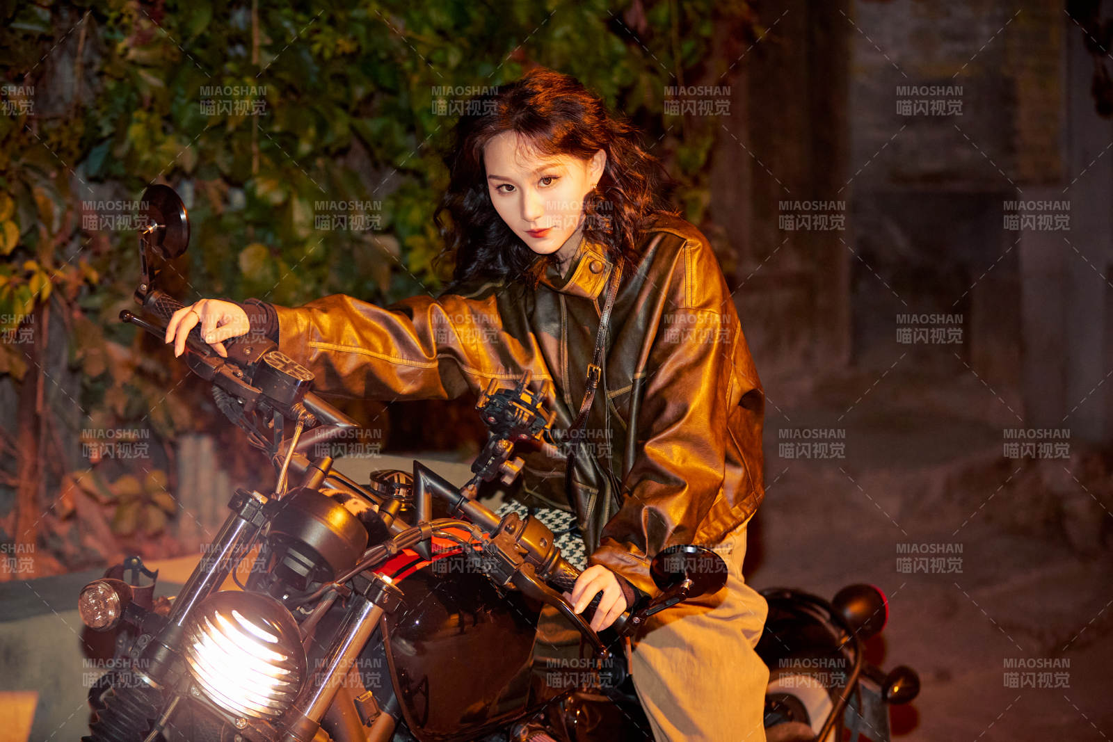 夜色下骑复古摩托车的亚洲美女图片