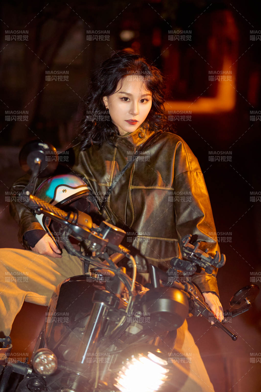 夜色下骑复古摩托车的亚洲美女图片