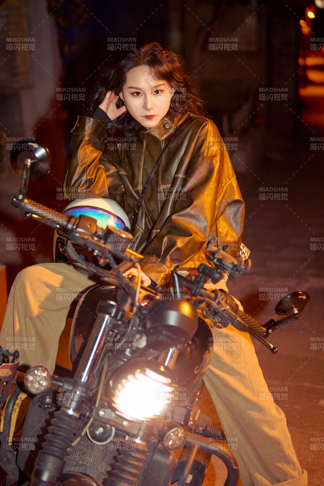 夜色下骑复古摩托车的亚洲美女图片