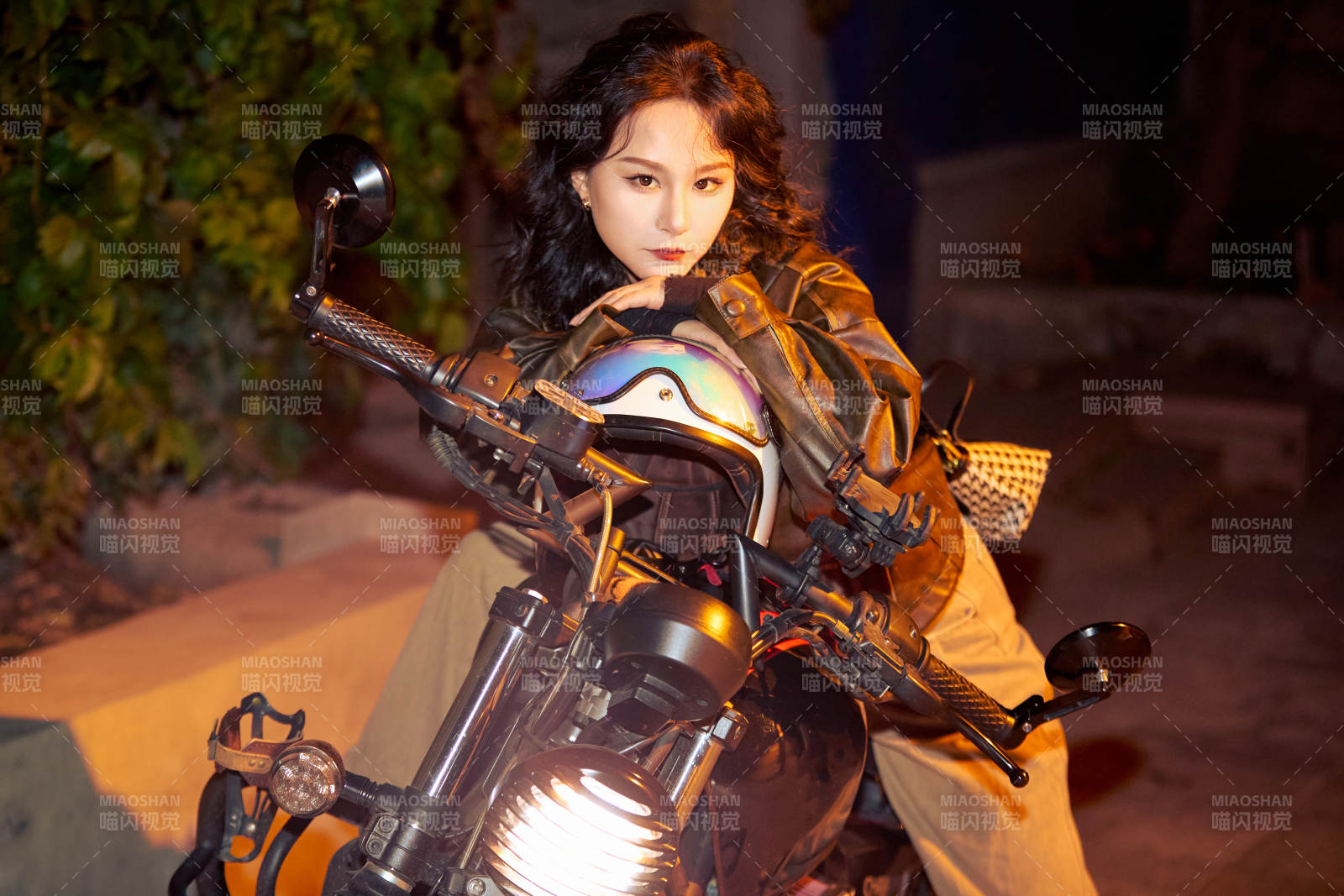 夜色下骑复古摩托车的亚洲美女图片