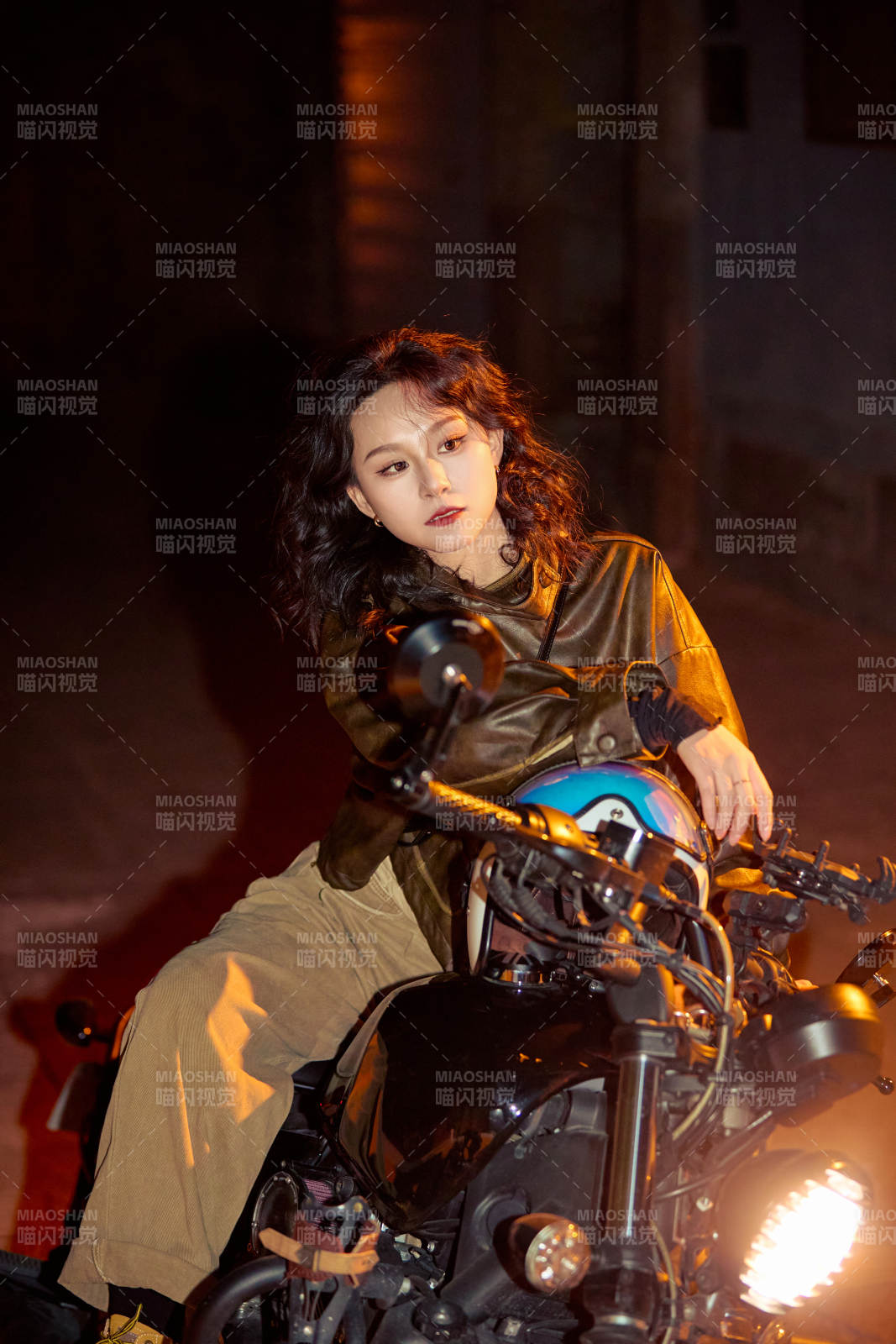 夜色下骑复古摩托车的亚洲美女图片