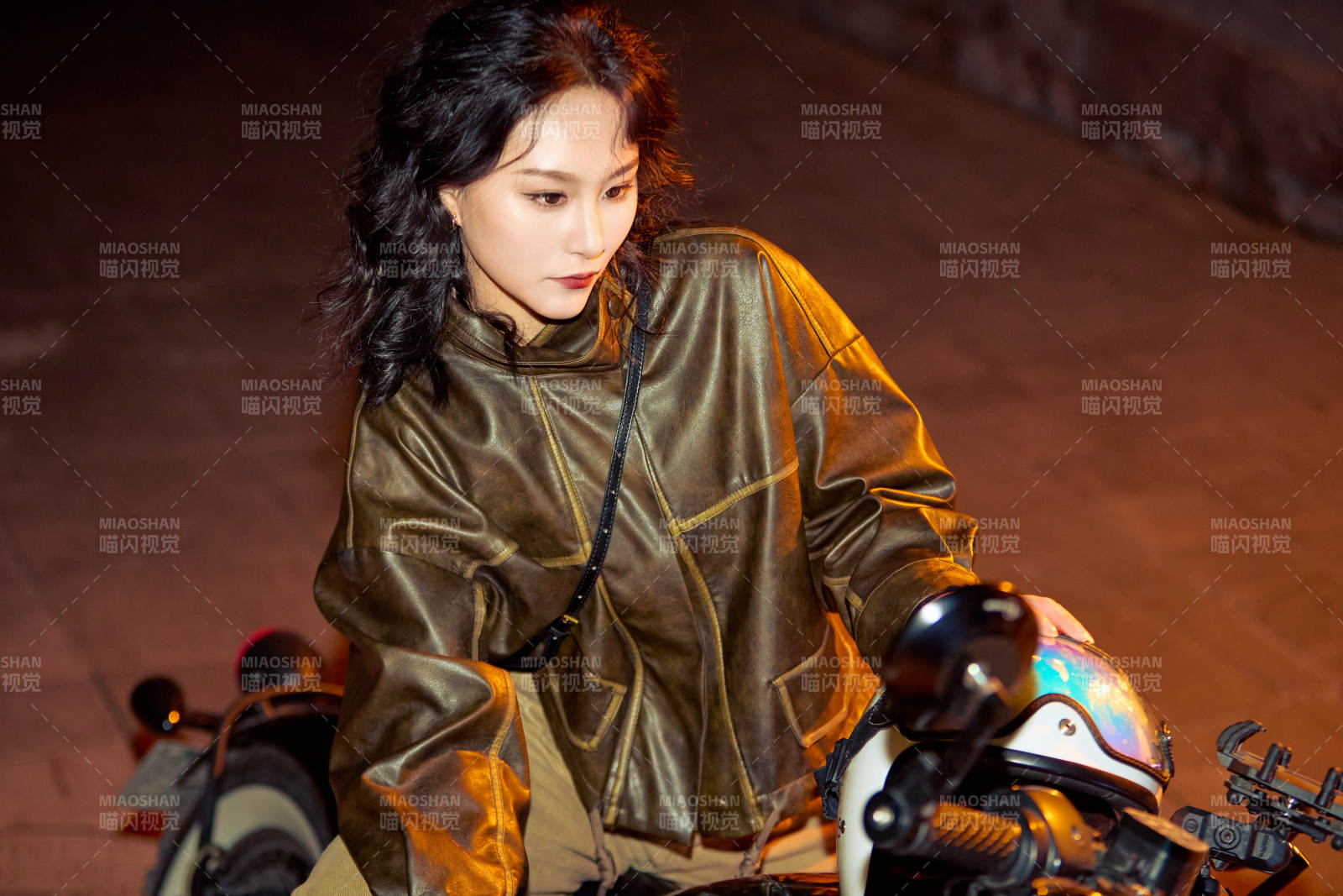 夜色下骑复古摩托车的亚洲美女图片