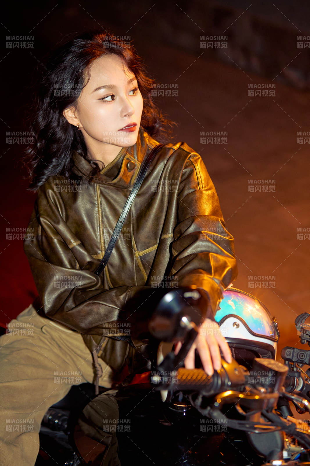 夜色下骑复古摩托车的亚洲美女图片
