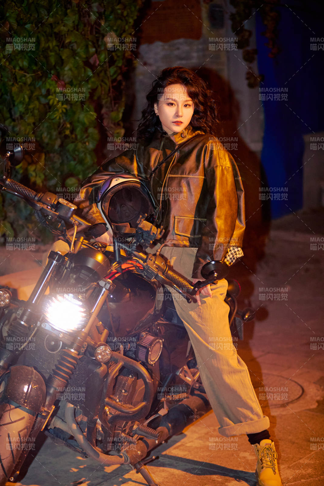 夜色下骑复古摩托车的亚洲美女图片