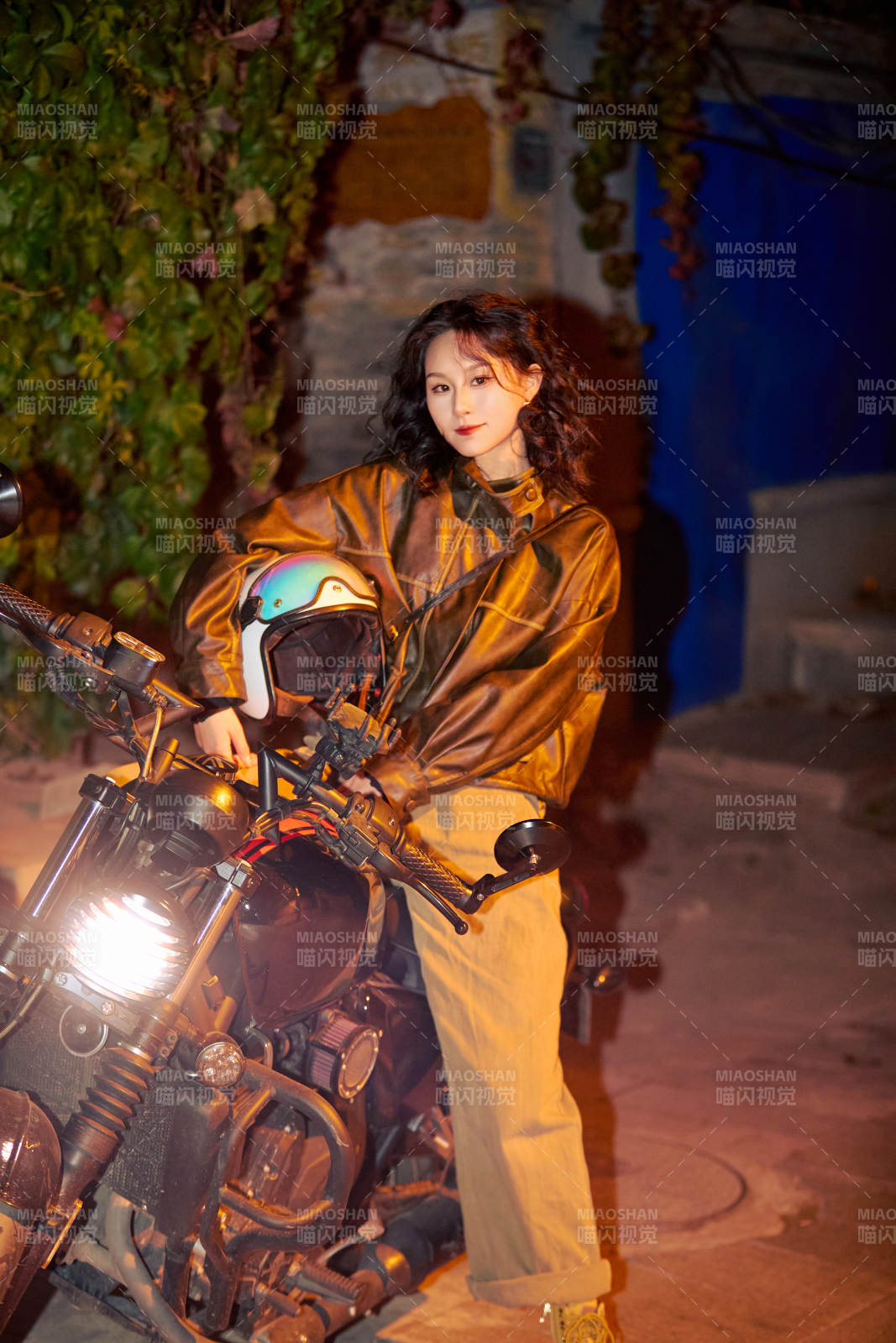 夜色下骑复古摩托车的亚洲美女图片