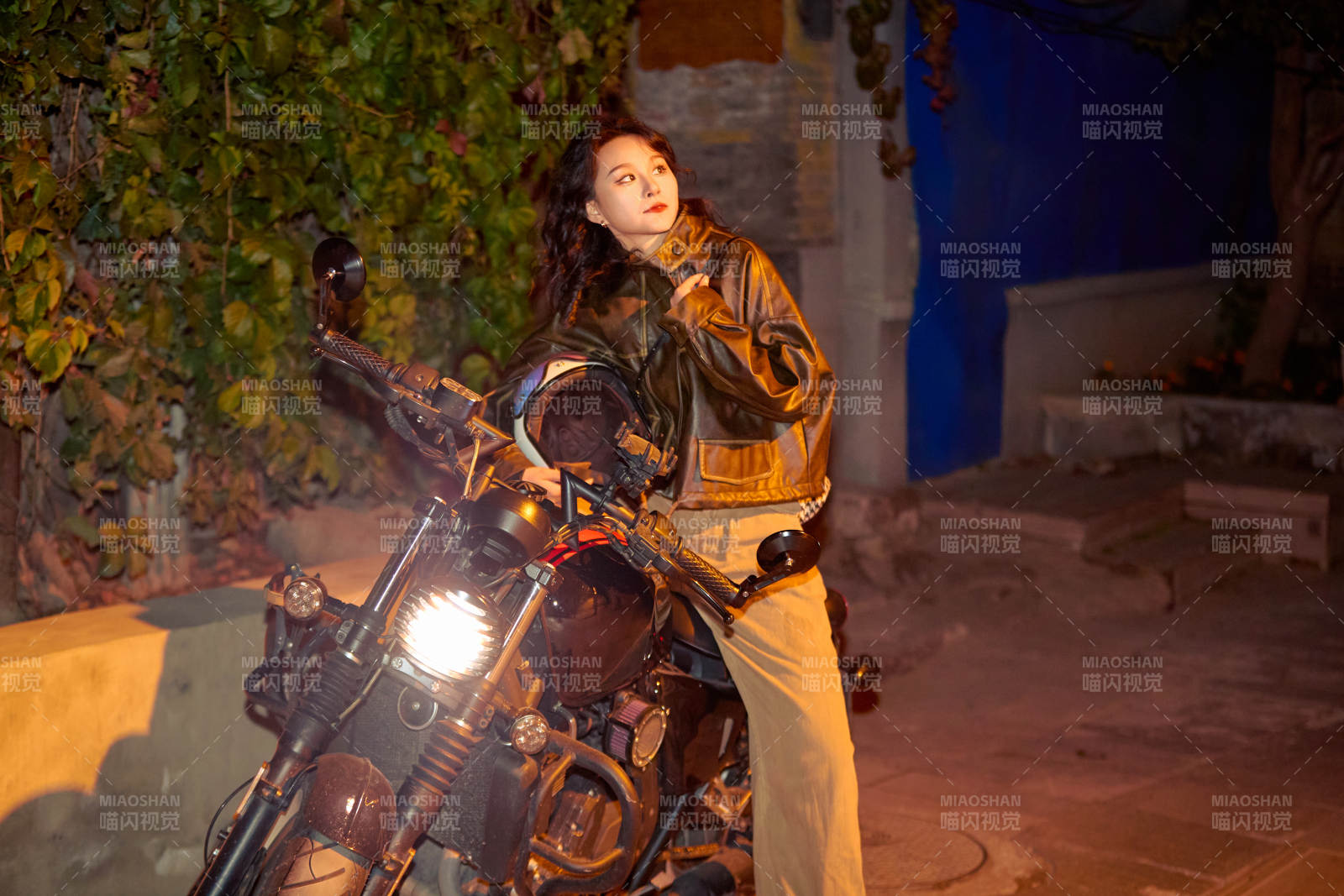 夜色下骑复古摩托车的亚洲美女图片