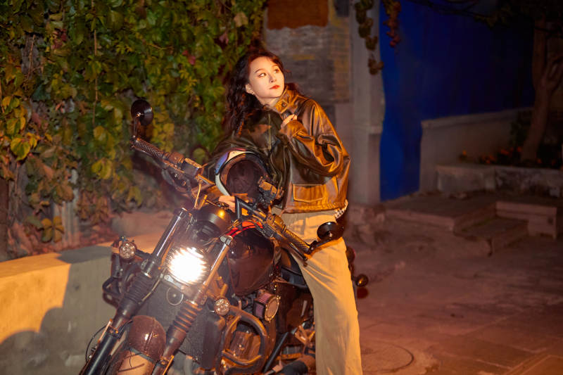 夜色下骑复古摩托车的亚洲美女图片