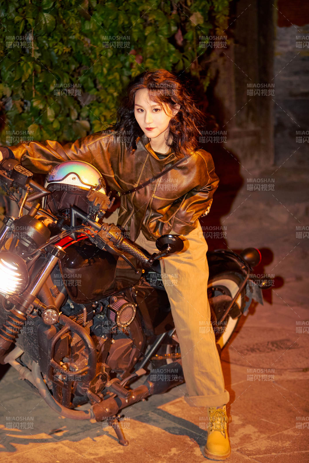 夜色下骑复古摩托车的亚洲美女图片