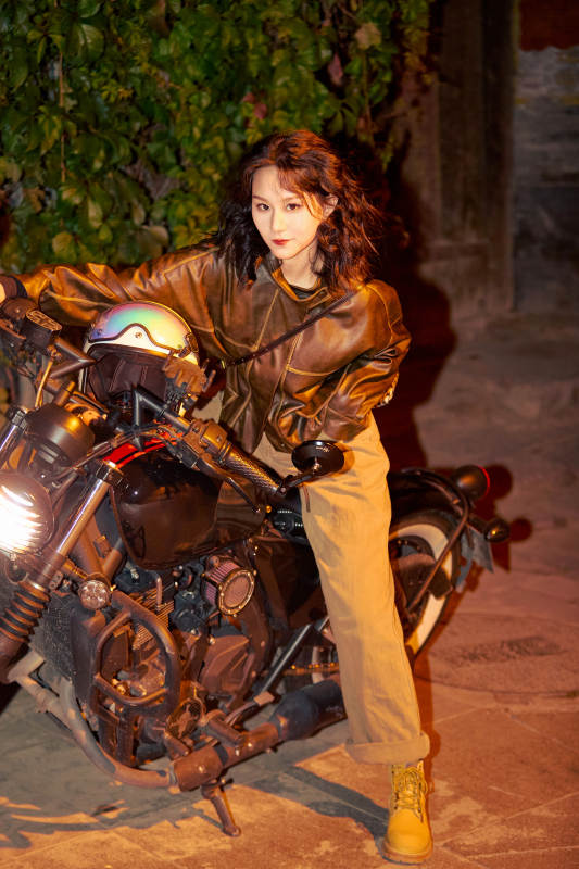 夜色下骑复古摩托车的亚洲美女图片