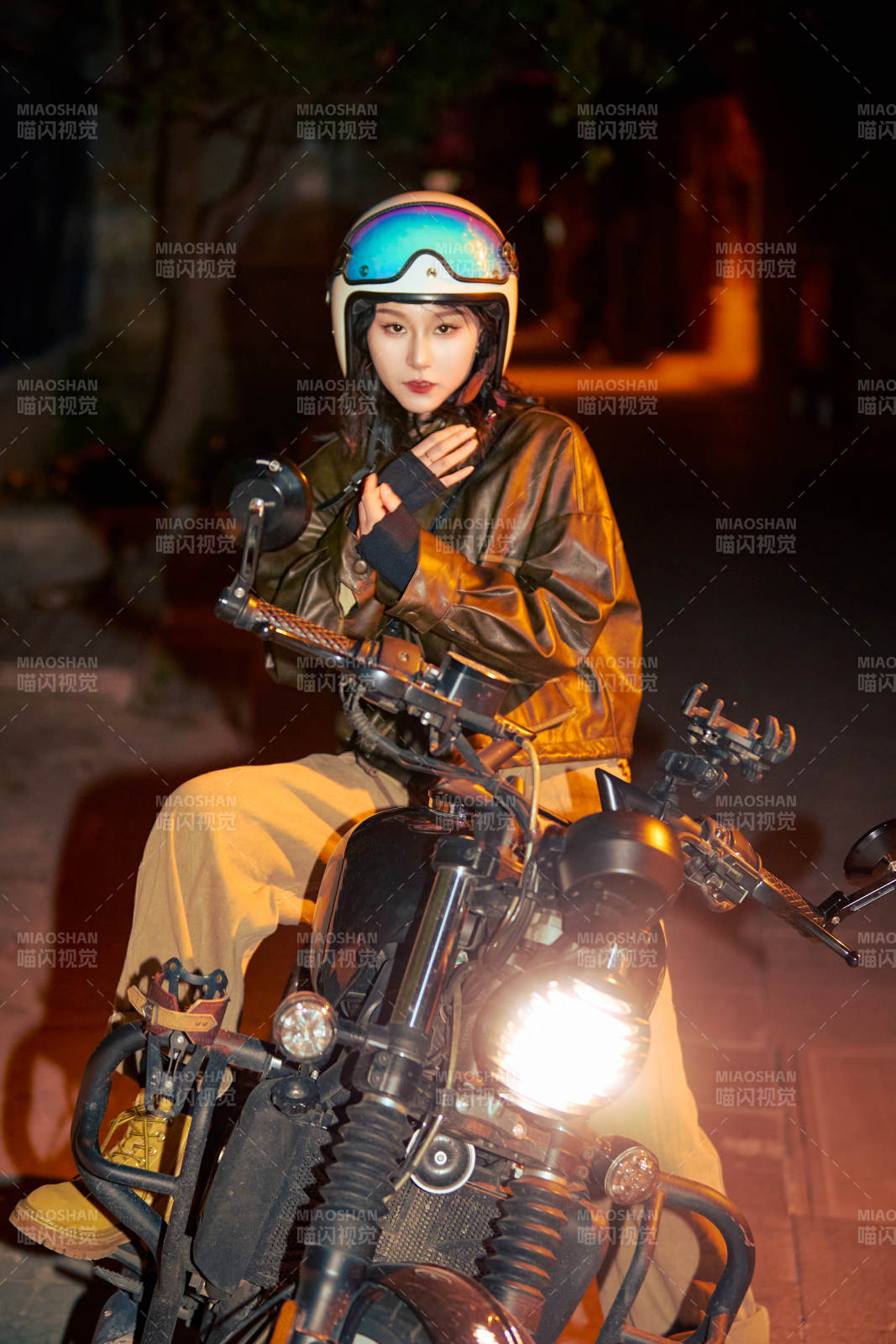 夜色下骑复古摩托车的亚洲美女图片