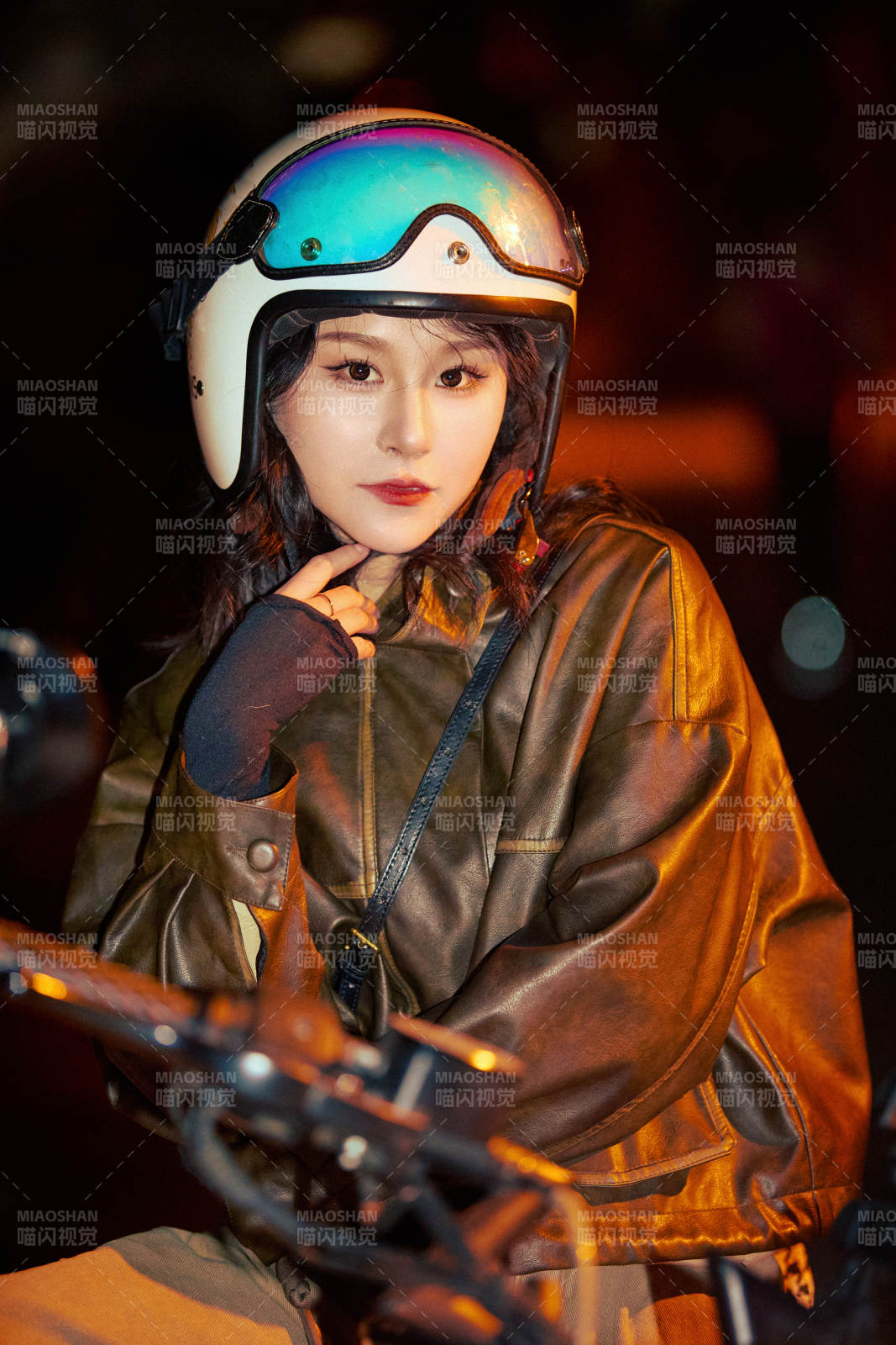 夜色下骑复古摩托车的亚洲美女图片