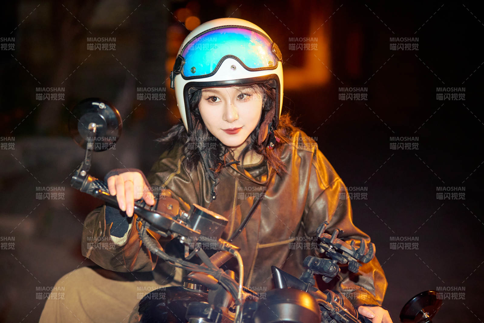 夜色下骑复古摩托车的亚洲美女图片