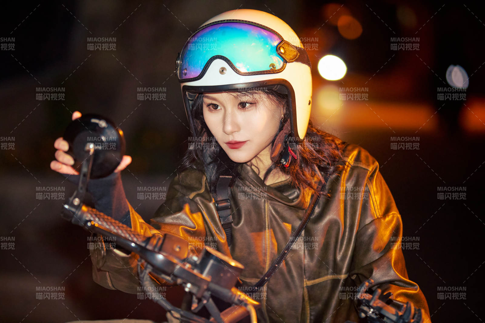 夜色下骑复古摩托车的亚洲美女图片