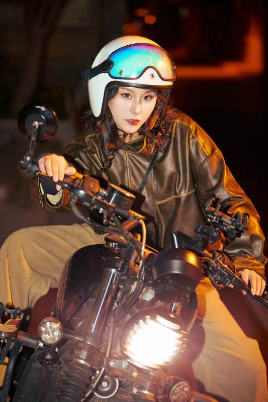 夜色下骑复古摩托车的亚洲美女图片
