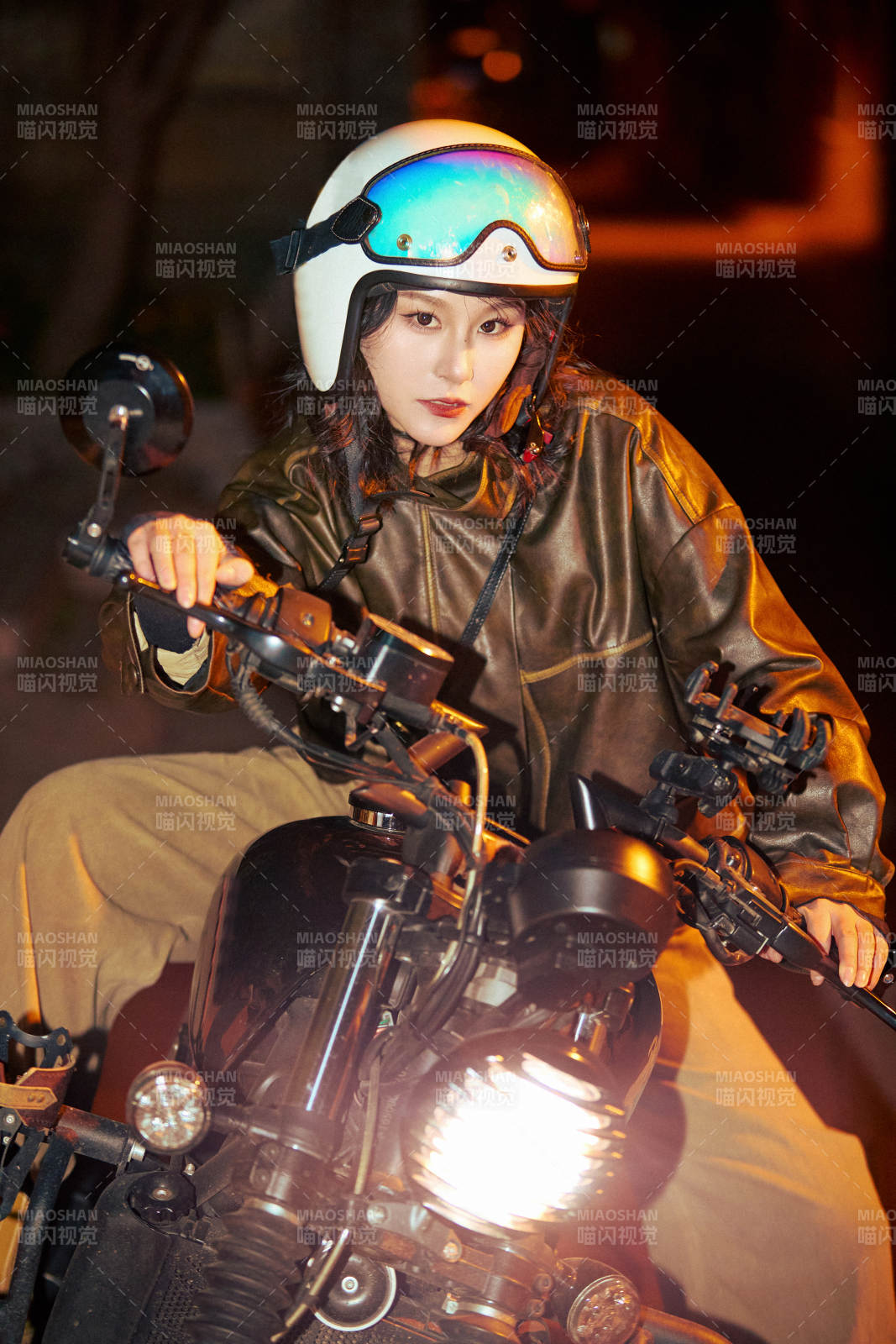 夜色下骑复古摩托车的亚洲美女图片