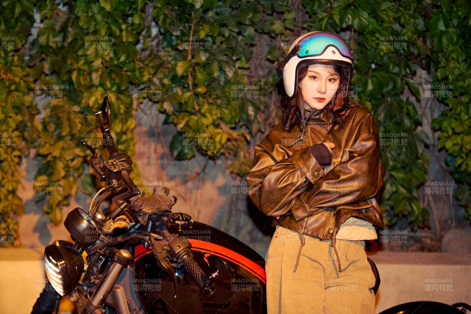 夜色下骑复古摩托车的亚洲美女图片