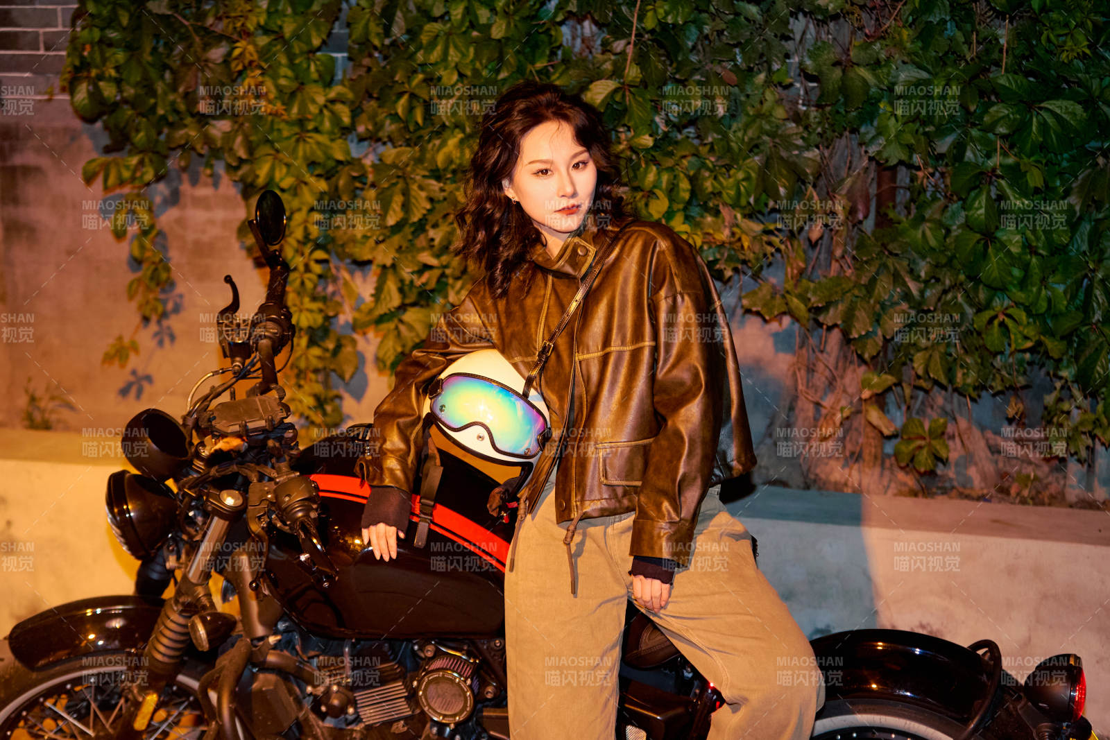 夜色下骑复古摩托车的亚洲美女图片