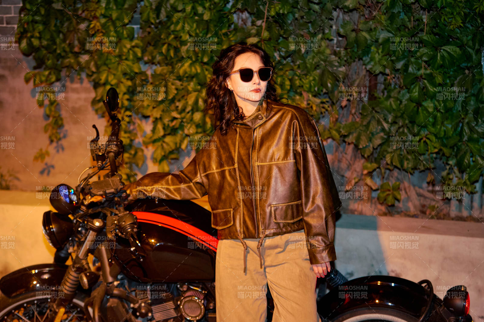 夜色下骑复古摩托车的亚洲美女图片