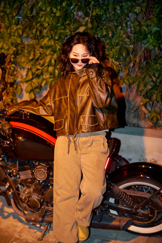 夜色下骑复古摩托车的亚洲美女图片