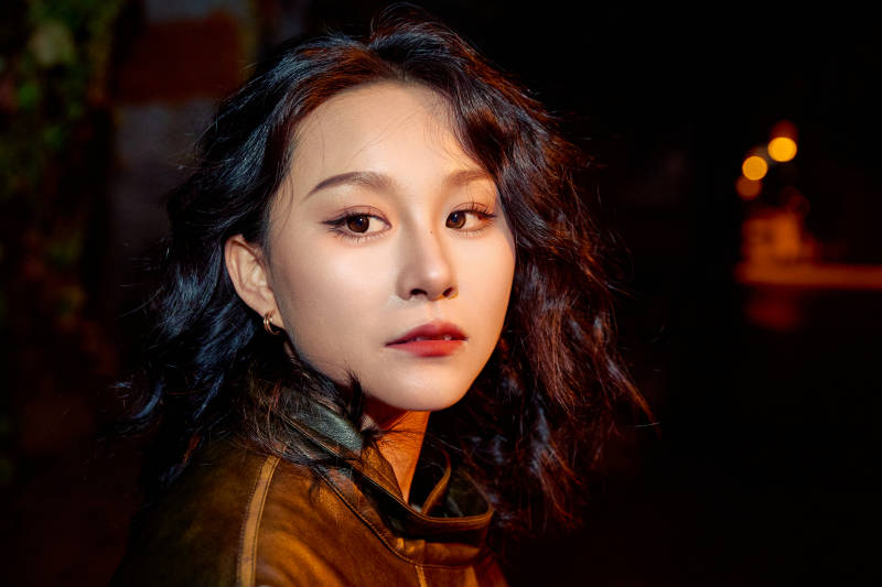 夜色路灯下的忧郁亚洲女性图片