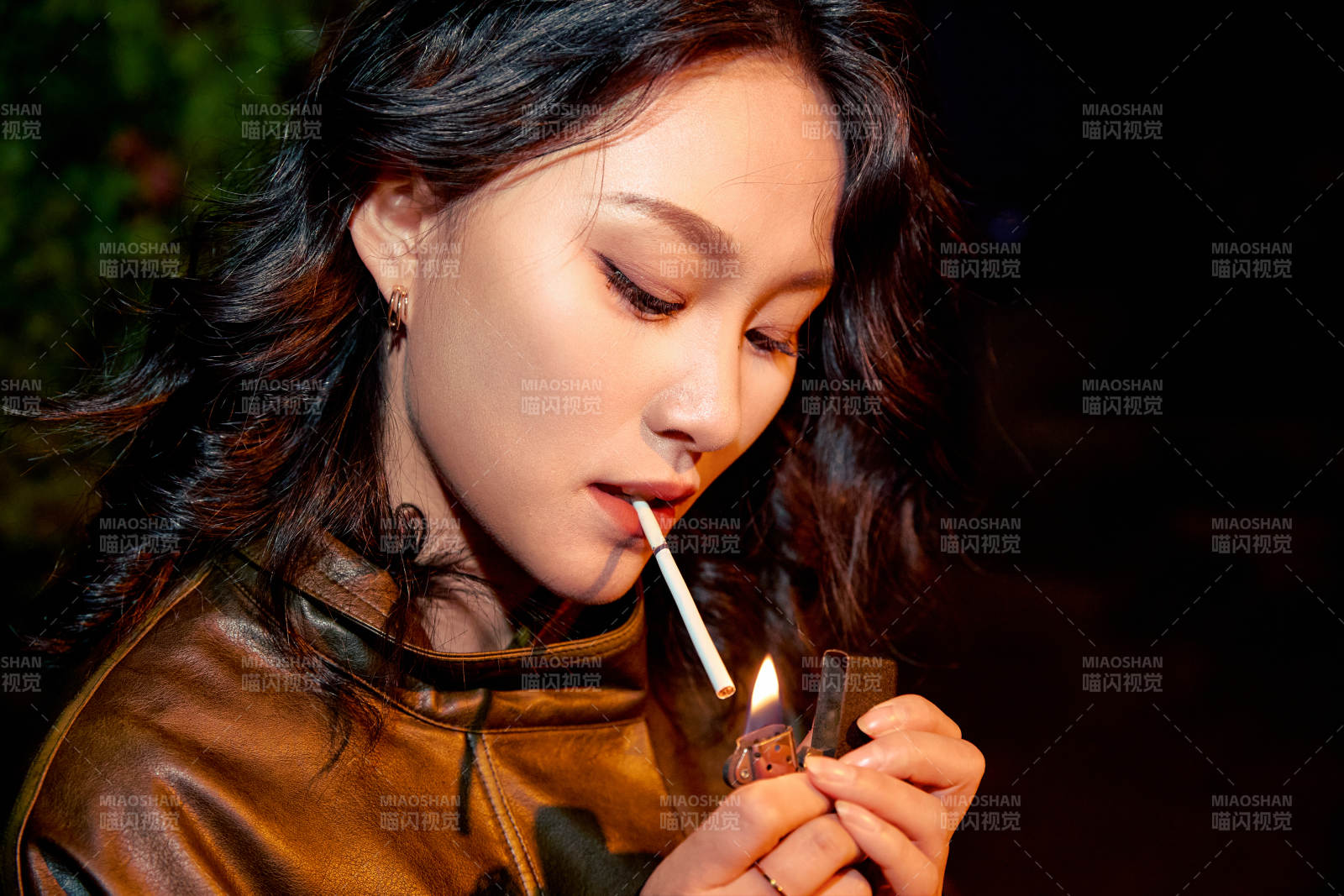 夜色路灯下的忧郁亚洲女性图片