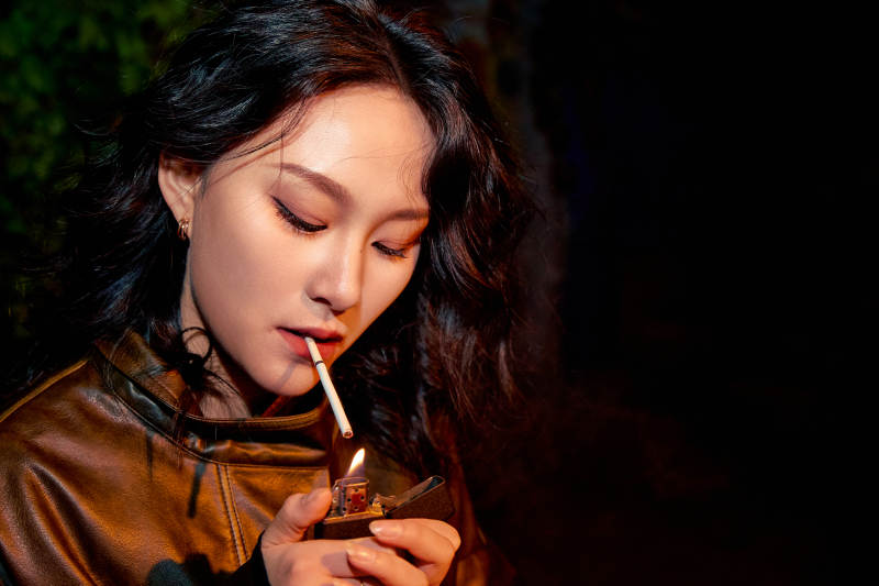 夜色路灯下的忧郁亚洲女性图片